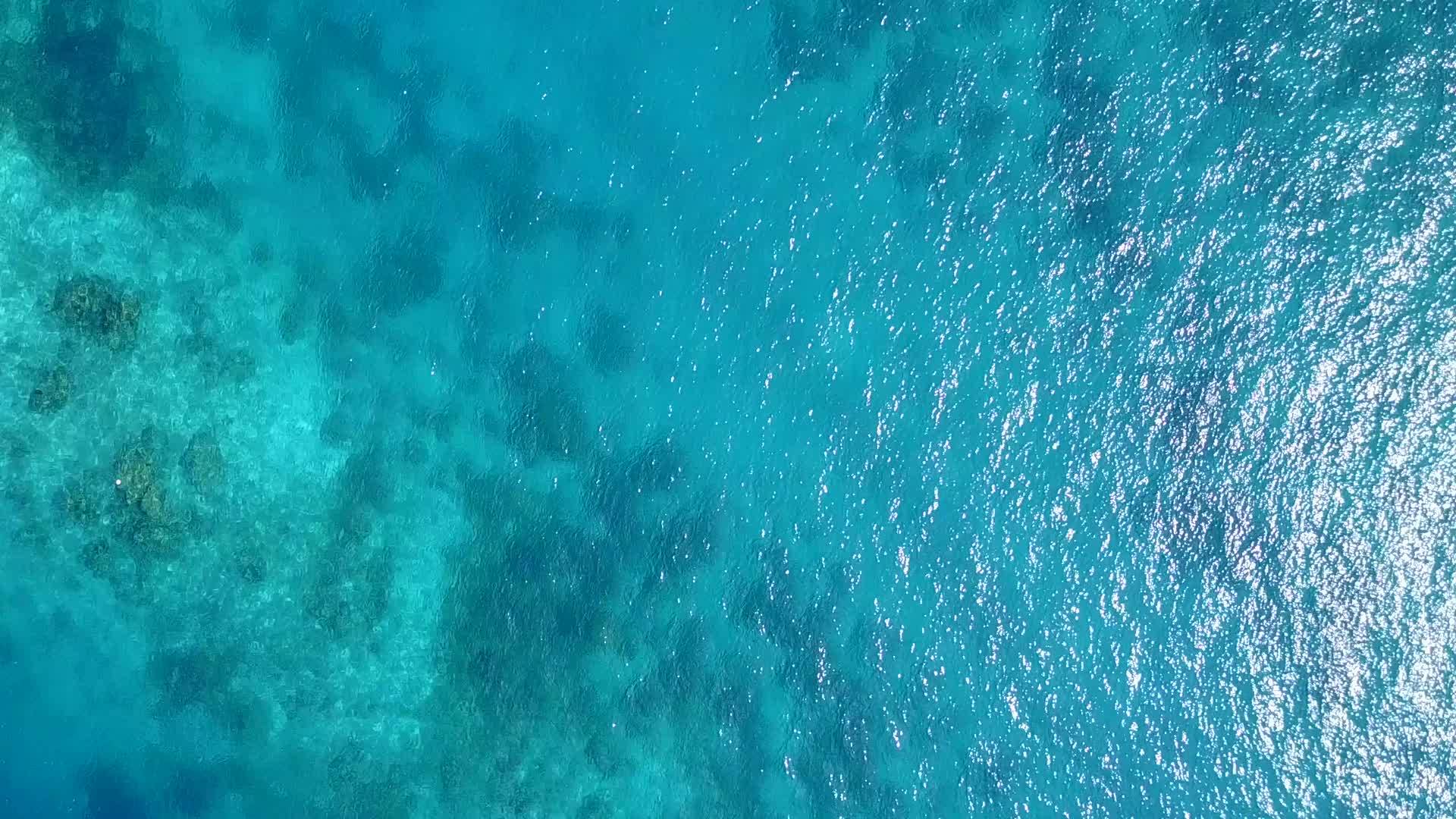 夏季海湾海滩时间的蓝海和日出后的浅沙背景视频的预览图