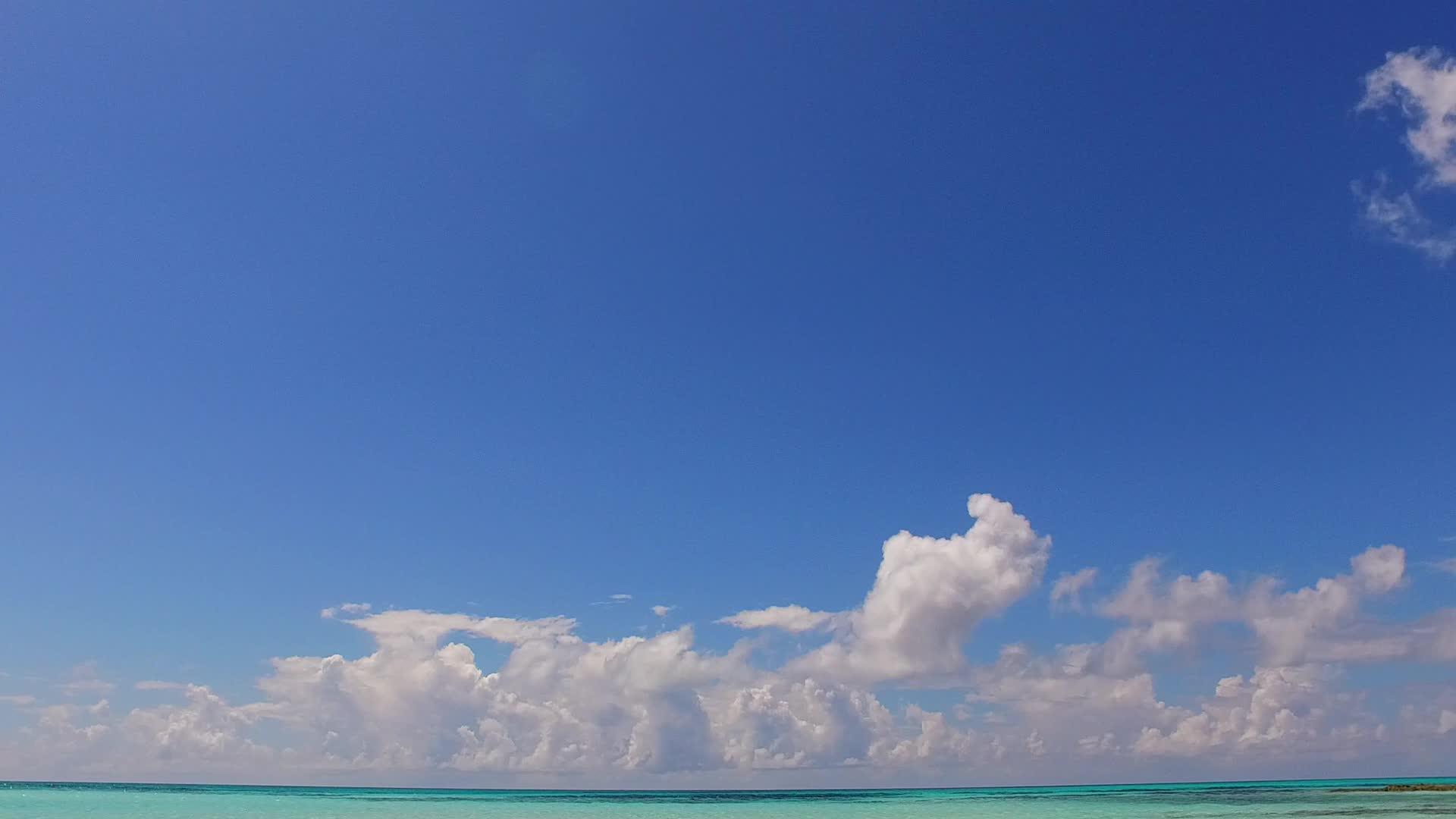 蓝色的海洋和美丽的海滨海滩靠近冲浪的白色海滩视频的预览图