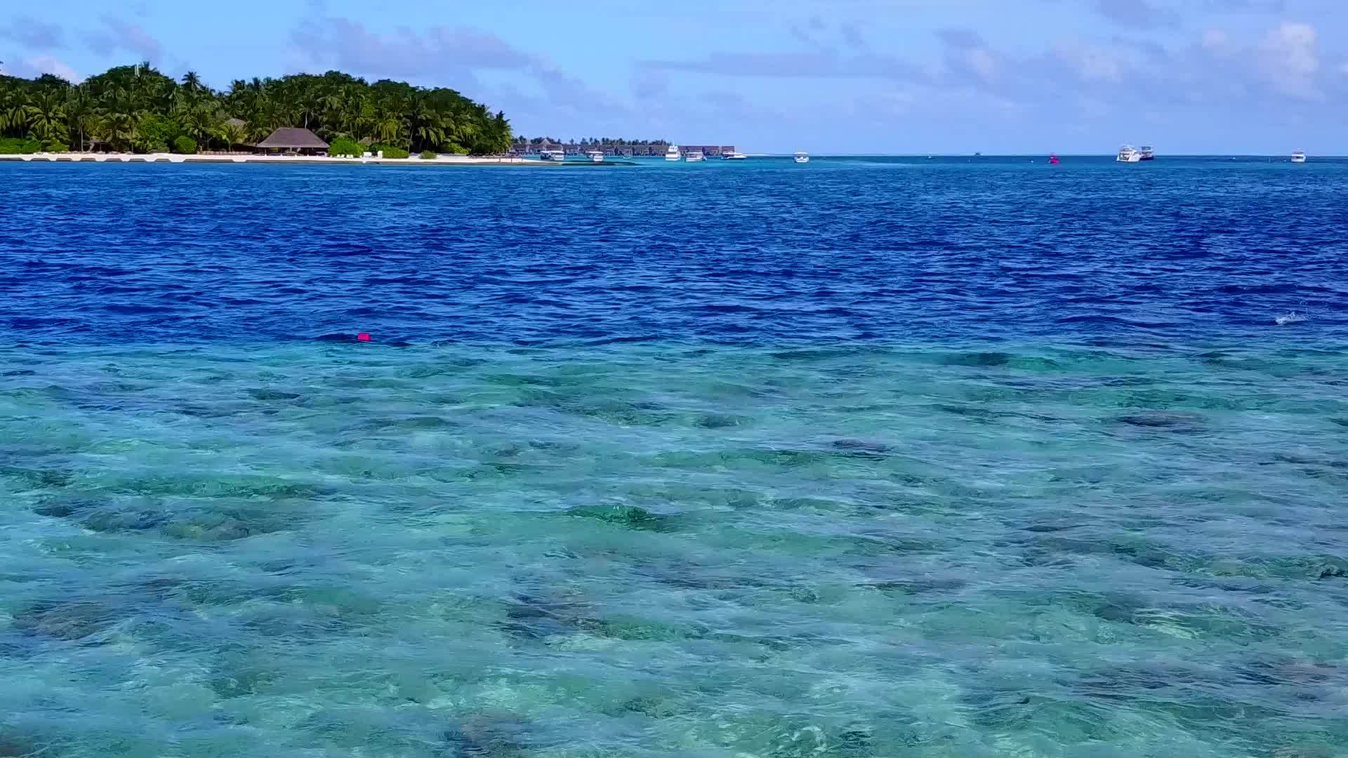 当蓝海打破环礁海滩时在宽阔的天空珊瑚礁附近有一个白色的沙滩视频的预览图