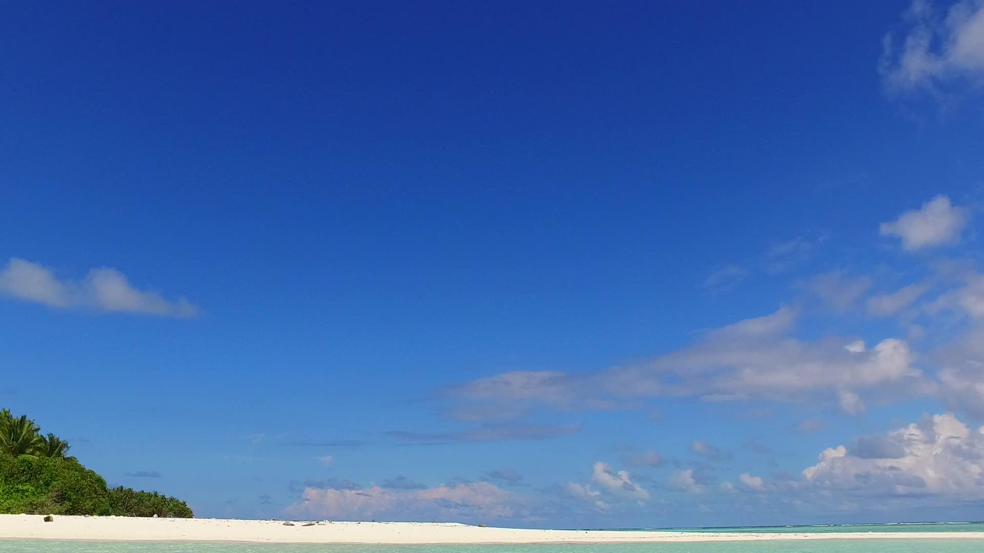 日落前的透明海洋和白色海滩背景的美丽岛屿海滩时间视频的预览图