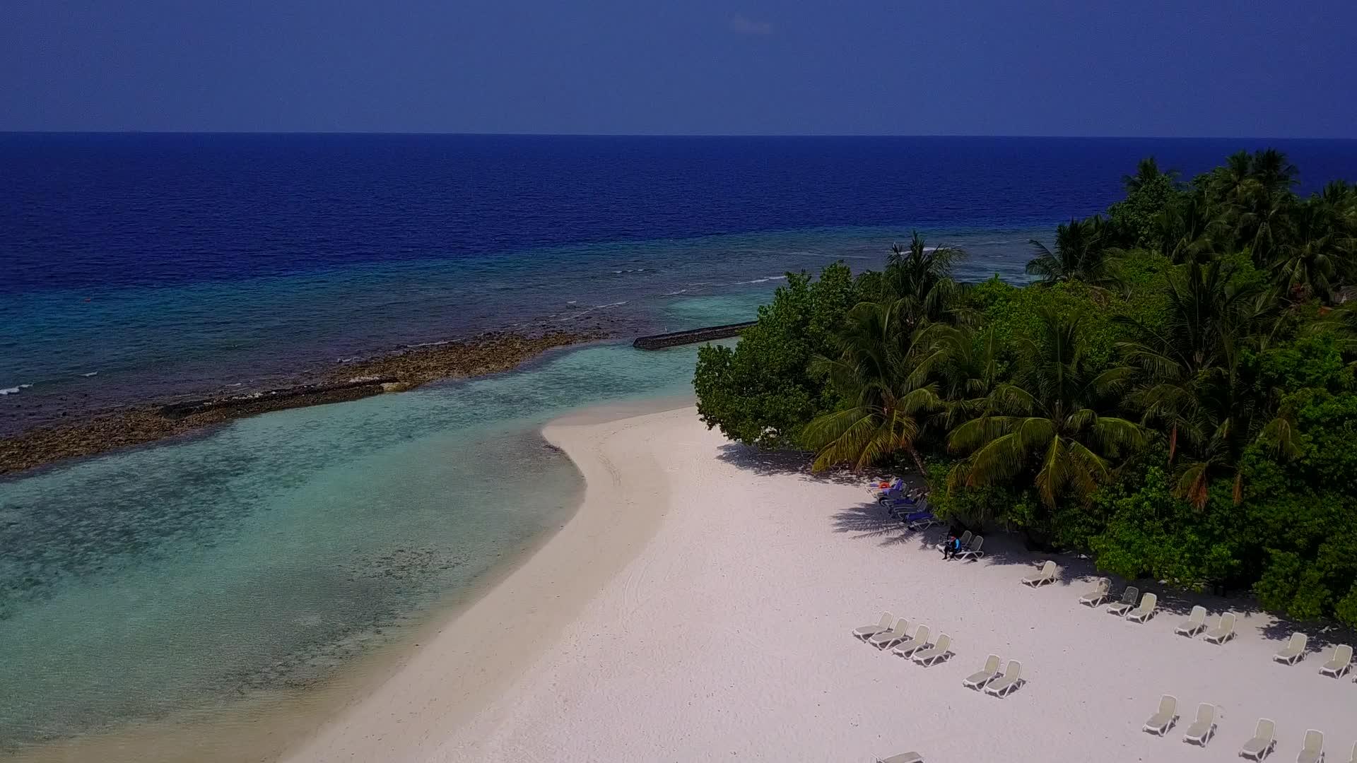 阳光明媚的美丽岛屿海滩旅游从绿色绿色海沙巴附近有白色视频的预览图
