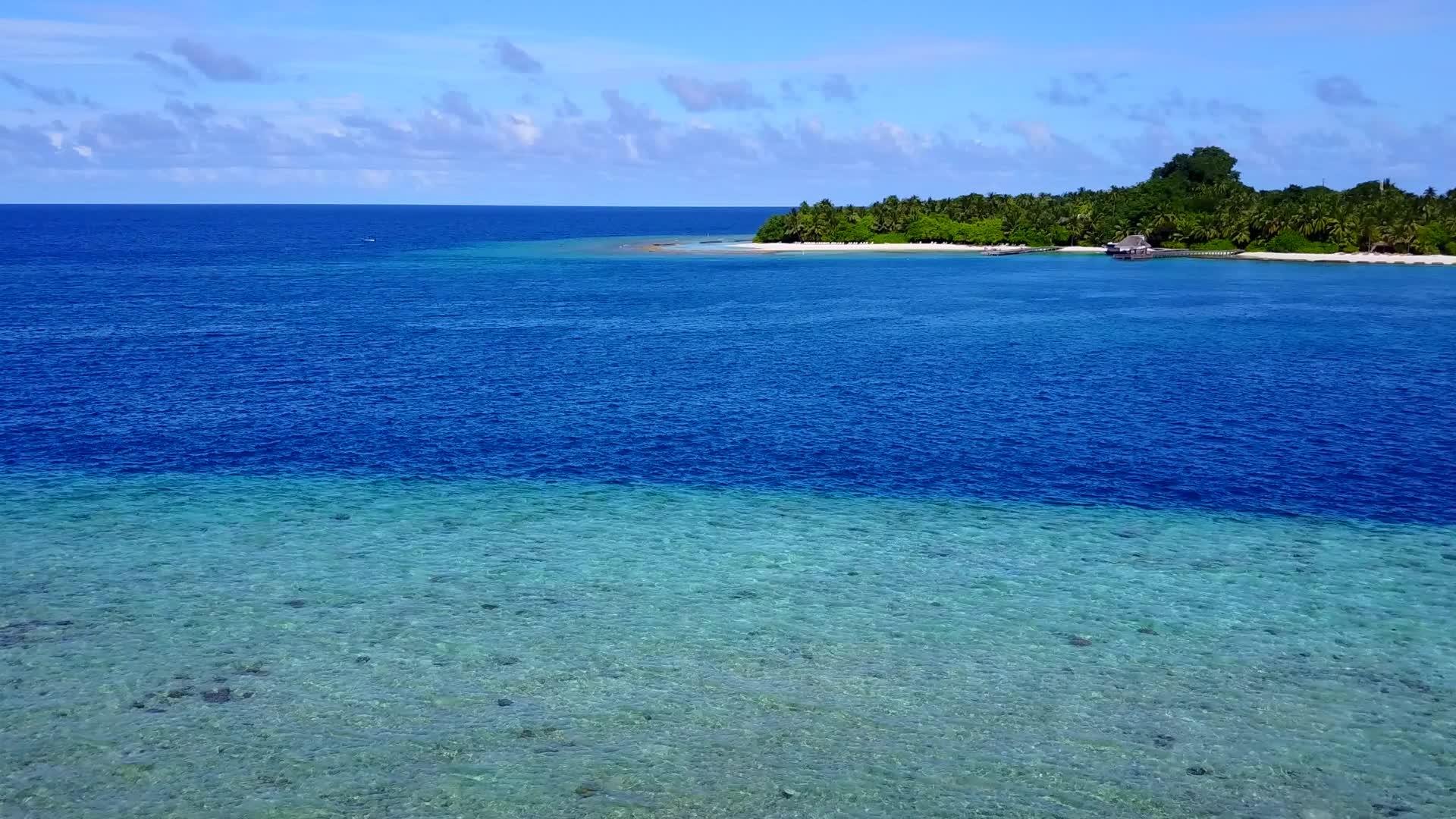 异国情调的海岸被清澈的环礁湖和沙滩附近的白色沙尘背景所描绘视频的预览图