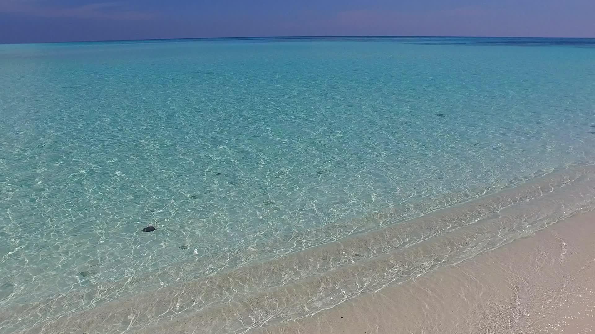 在白色海滩的背景下透明的大海和天堂旅游海滩视频的预览图