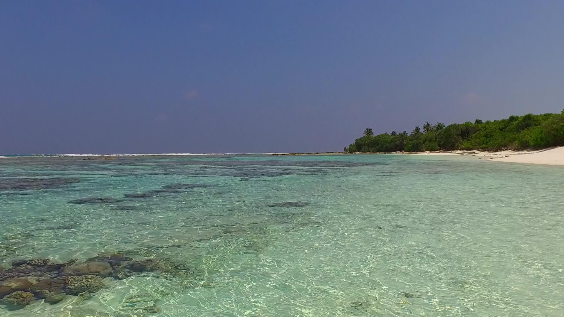 沿着沙巴附近的蓝水和白色海滩关闭了天堂度假胜地的景观视频的预览图