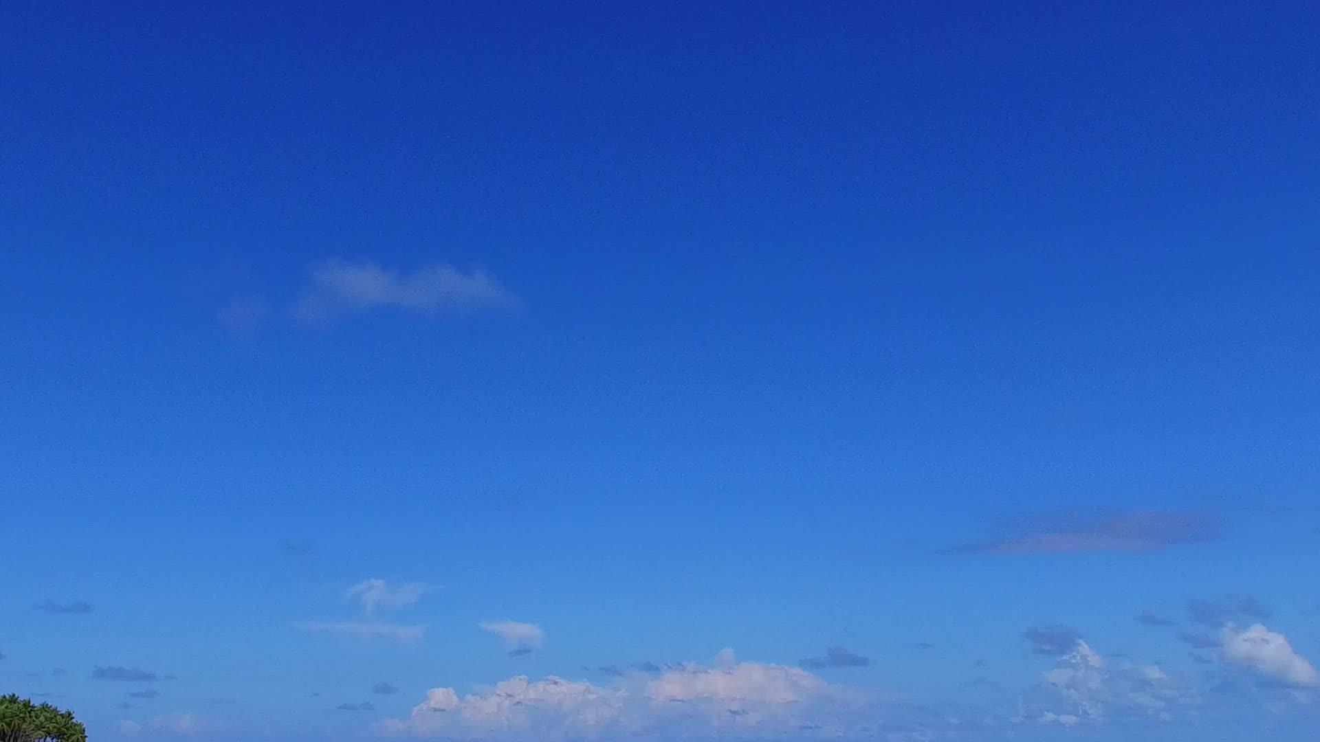 阳光明媚的热带度假胜地海滩的生活方式视频的预览图