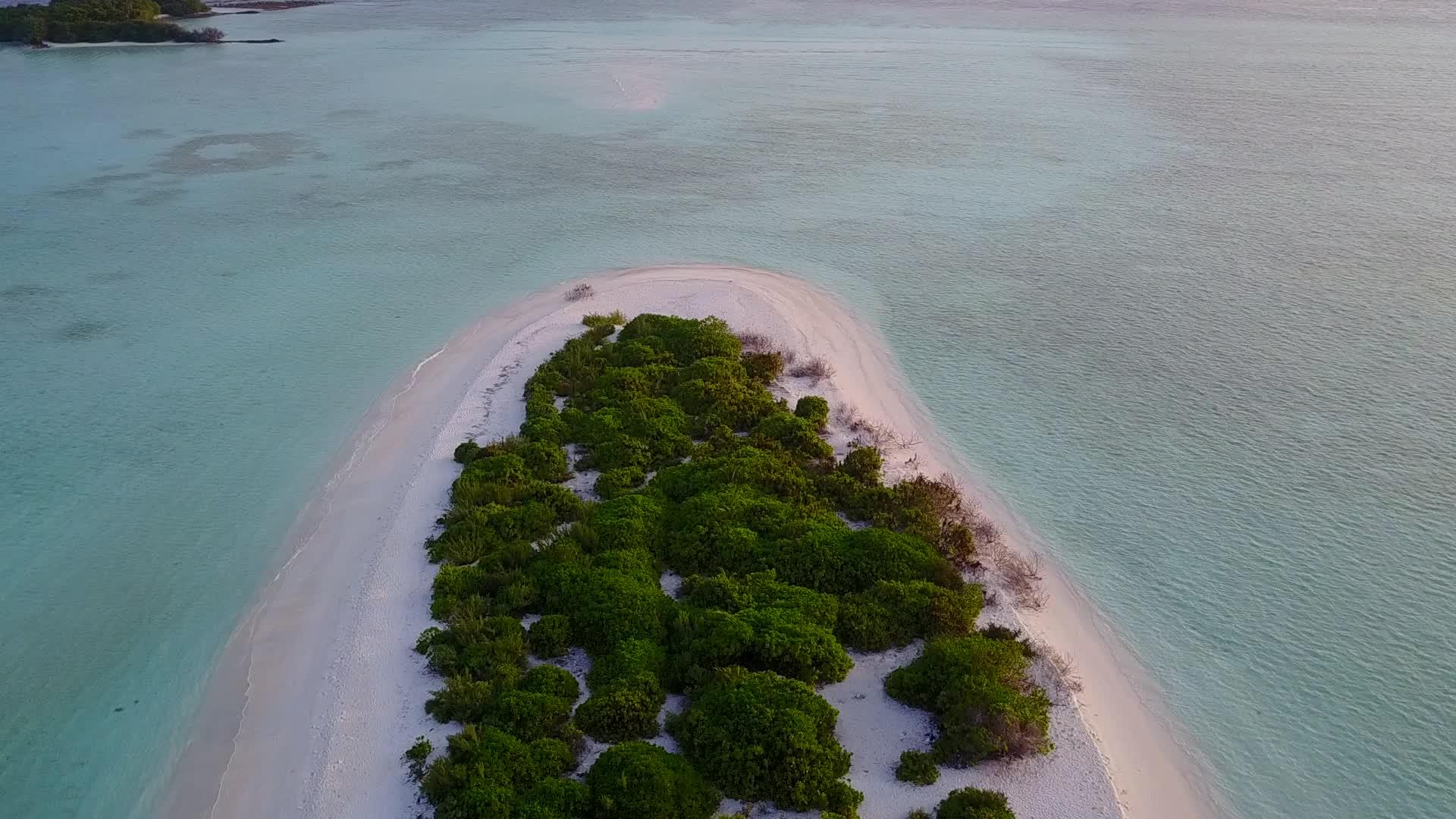 以蓝海和白沙为背景在海浪附近放松岛屿海滩假日视频的预览图