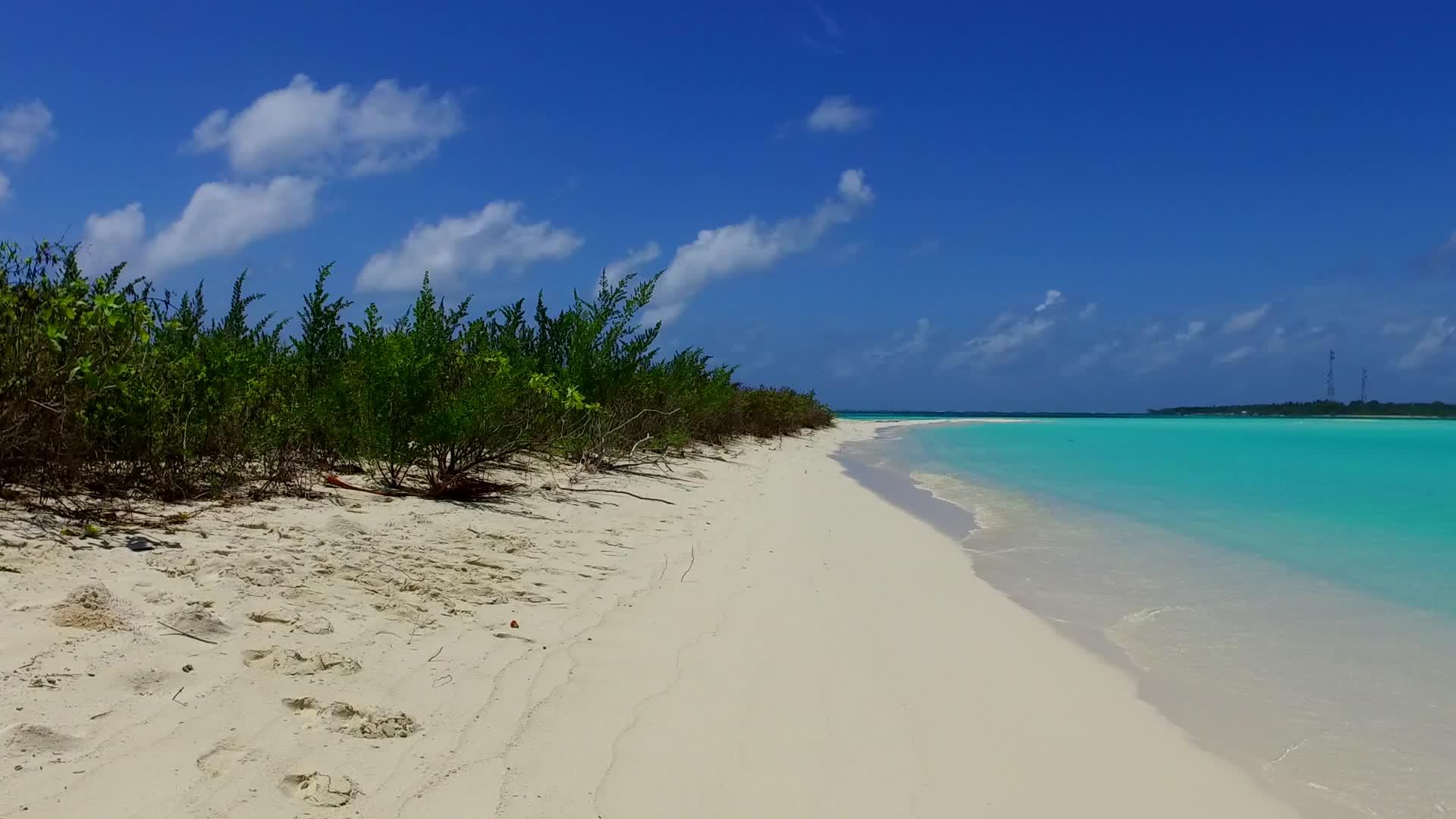 阳光明媚的热带旅游海滩时间选择蓝色海洋和接近冲浪的白色海洋视频的预览图