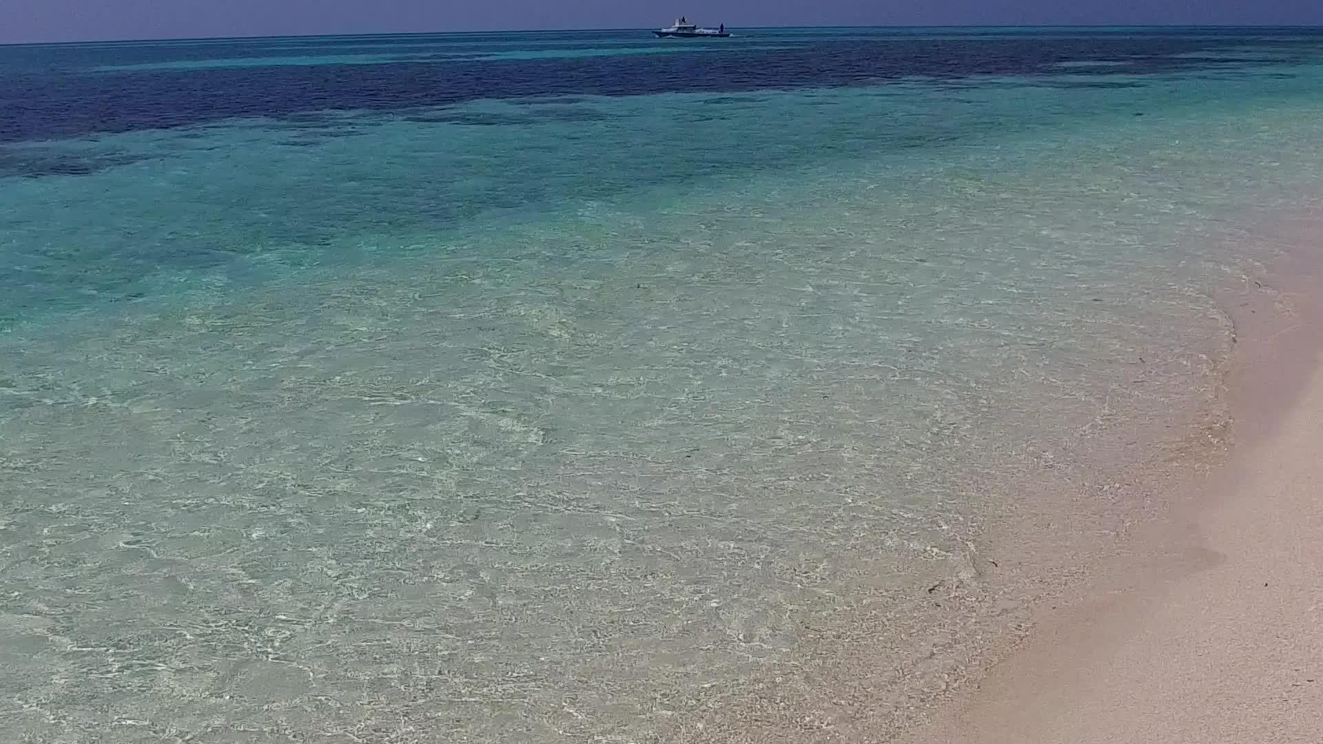 阳光明媚的海洋海滩度假胜地在沙巴附近有白色的沙滩视频的预览图