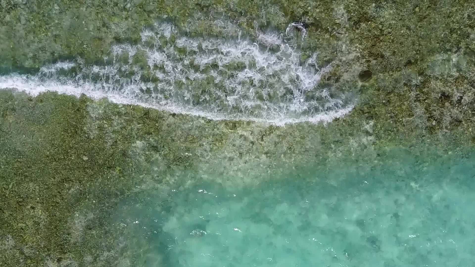 阳光明媚的景象是豪华的海滨海滩冒险珊瑚礁附近有蓝色的水视频的预览图