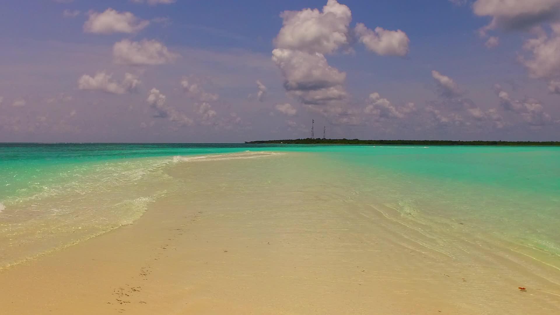 以透明海洋为例度假胜地附近有白色沙子的背景视频的预览图