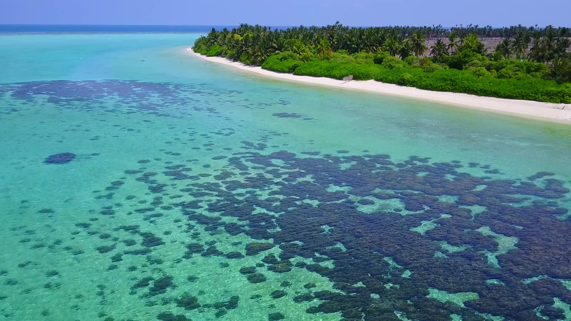 靠近波浪的白色沙滩背景浅水热带海滩之旅阳光全景视频的预览图