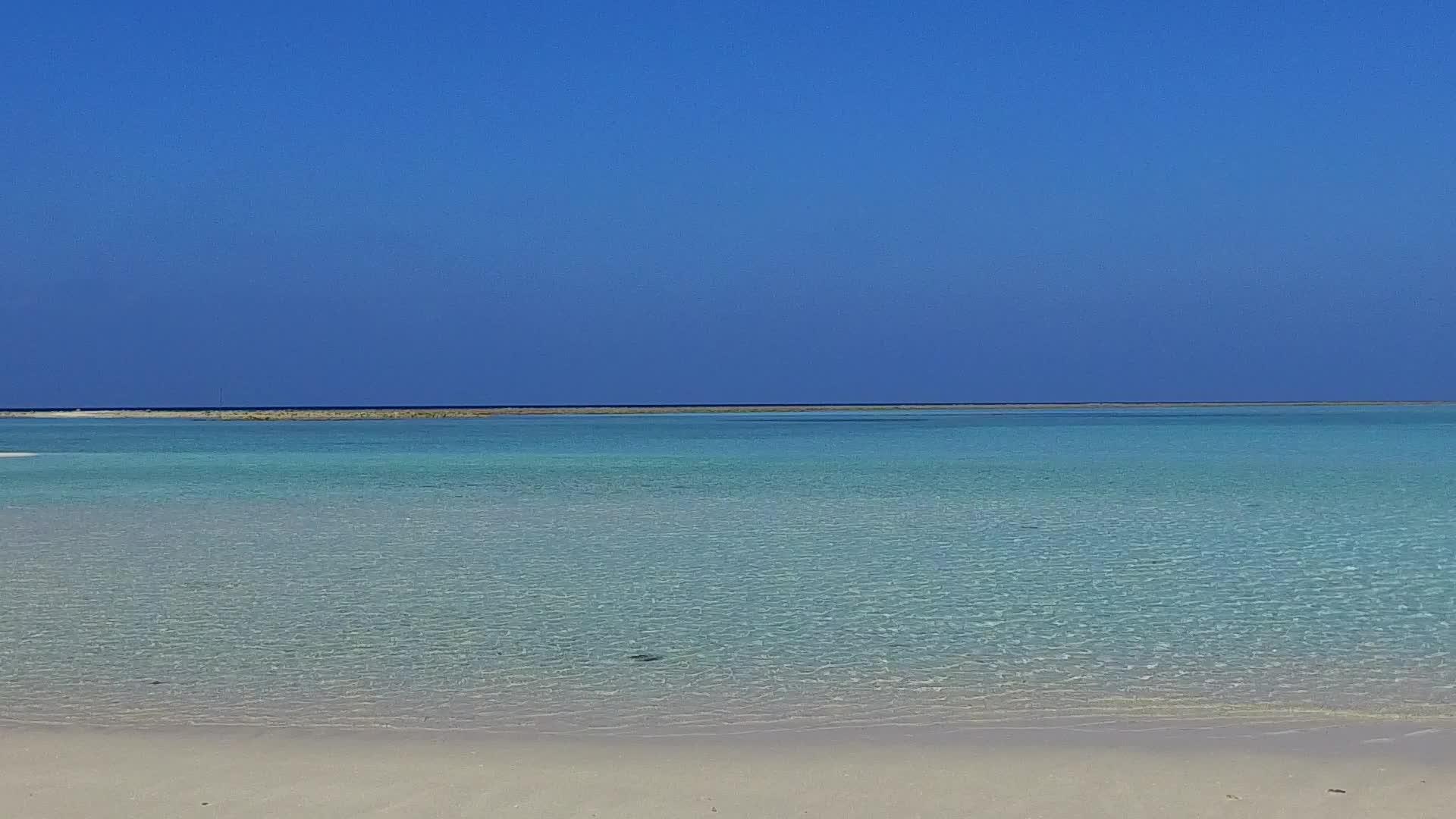 海浪附近的水蓝色海洋和白色海滩背景宁静度假度假海滩度假胜地视频的预览图
