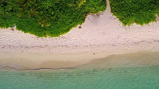 日落前浅环礁湖和白沙背景海岸海滩度假夏季旅游日落视频的预览图