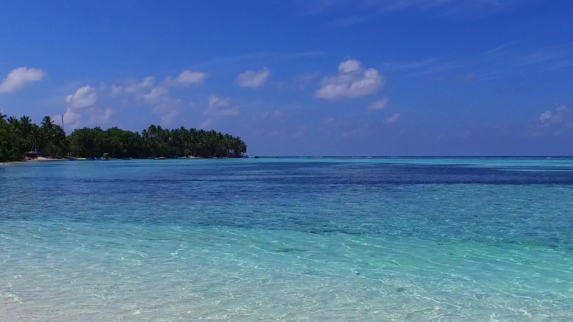 蓝绿色色海洋和沙洲附近的白色沙滩生活方式的阳光视频的预览图