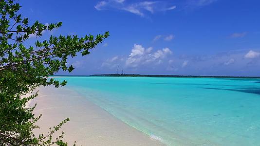 蓝绿环礁湖和沙滩附近的白沙背景阳光明媚完美无瑕视频的预览图