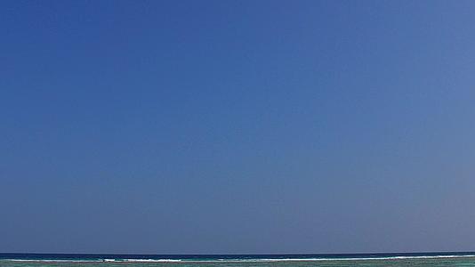 棕榈树附近有一个透明的大海背景为白色沙滩以放松海滩生活方式视频的预览图