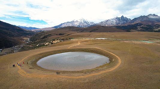 航拍四川藏地网红景点格聂之眼与格聂神山视频视频的预览图