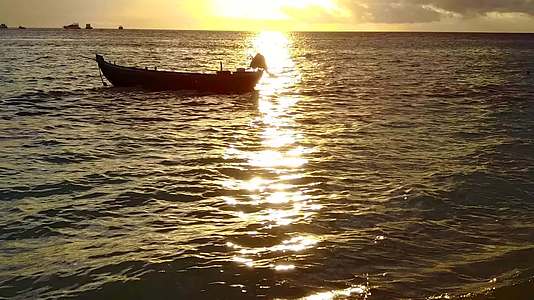日出后的白沙背景蓝海复制了海岛海滩之旅的田园诗般的空间视频的预览图