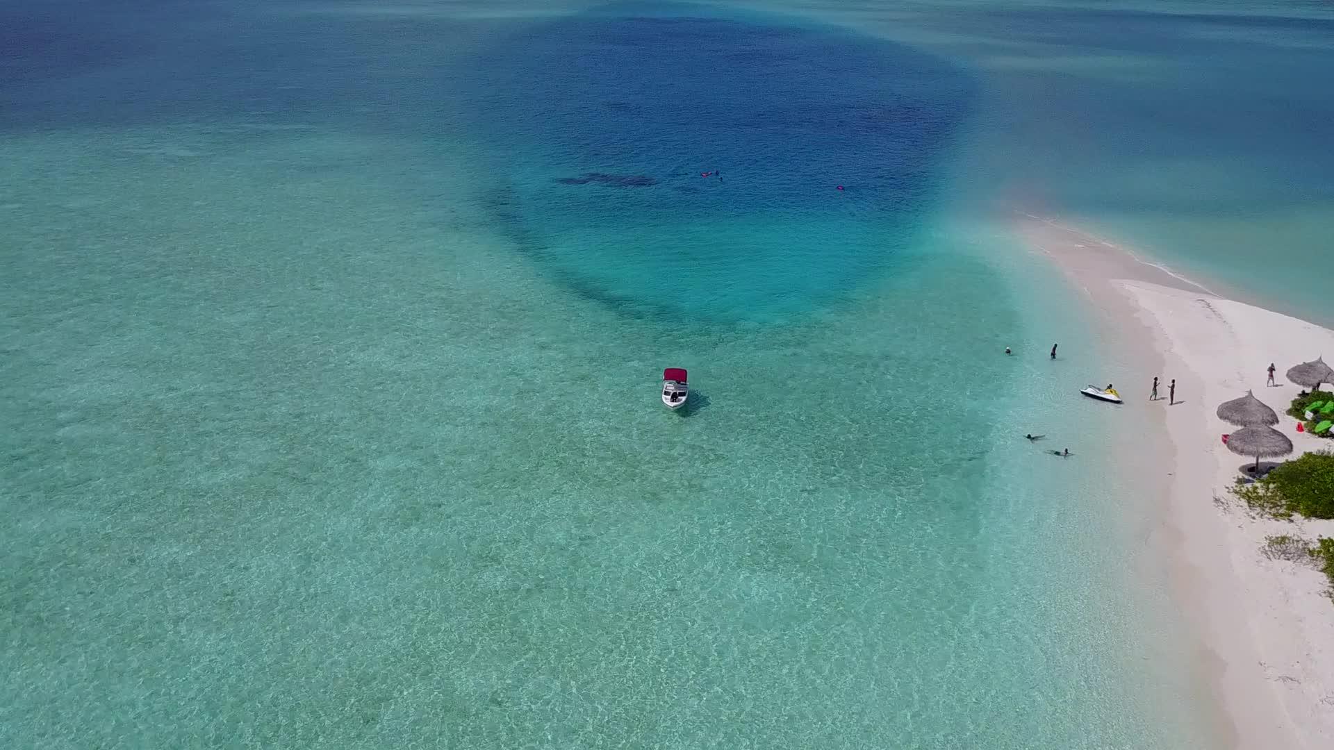 环礁湖海滩度假场由海蓝水洋和珊瑚礁附近的白沙背景组成视频的预览图