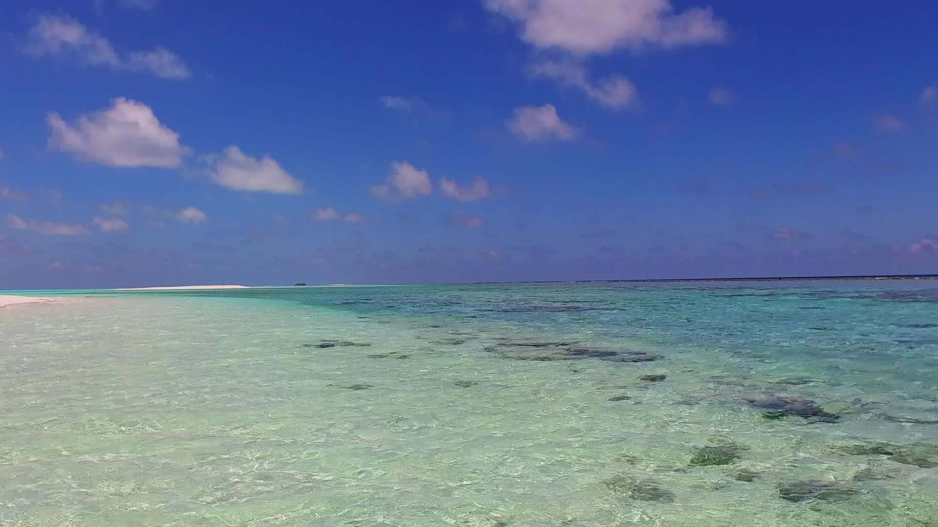 阳光明媚的环礁湖海滩时间在绿色的海边漫游阳光下干净视频的预览图