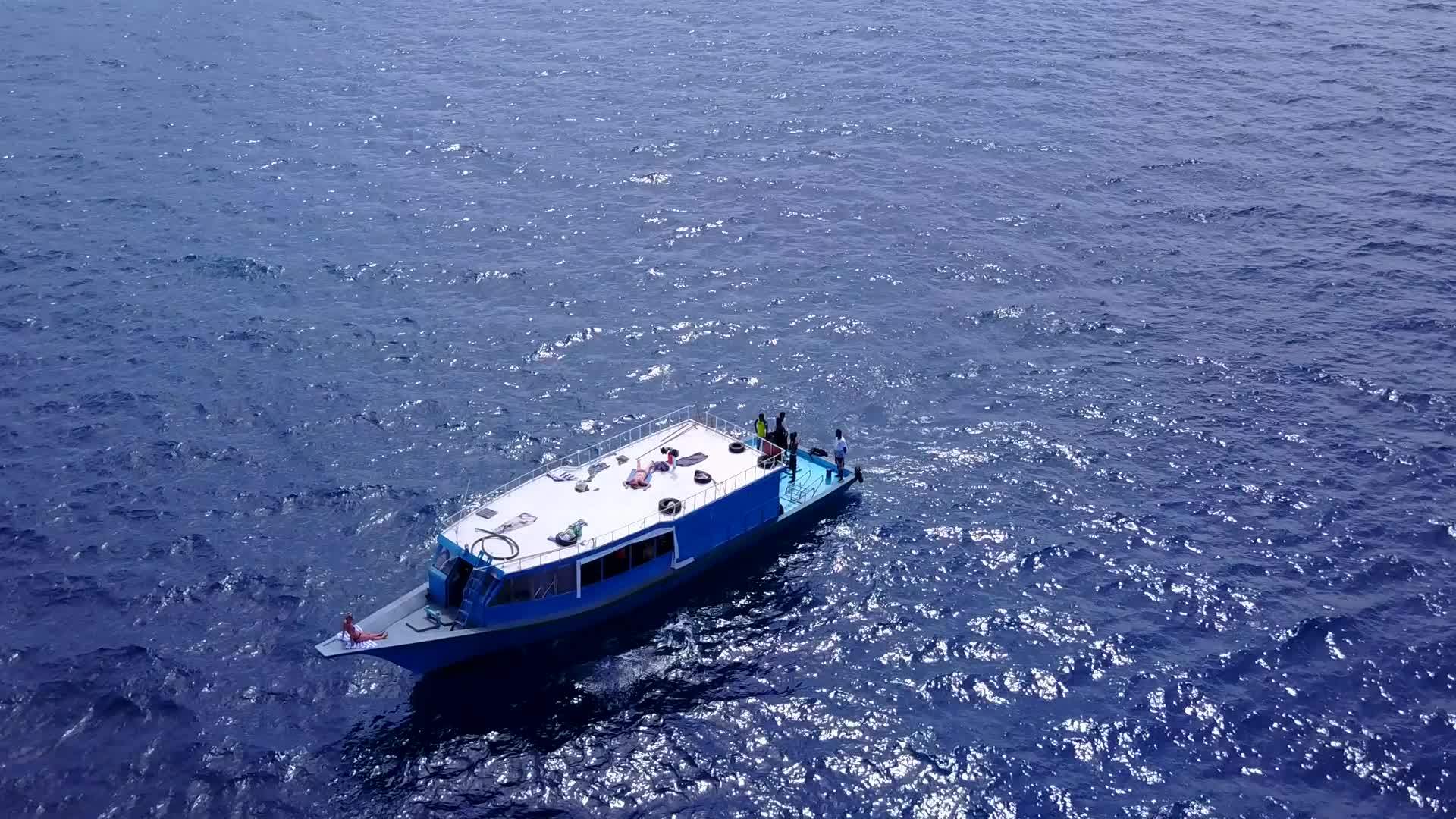 日落前阳光明媚的天空通过浅水和清洁海滩背景视频的预览图