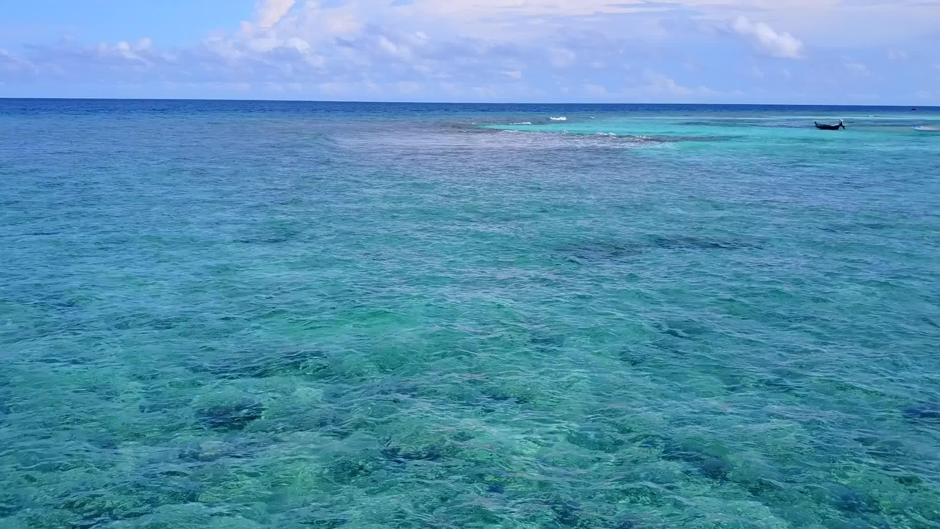 来自蓝海和沙巴附近的白沙沙沙滩的阳光明媚的热带环礁湖海滩视频的预览图