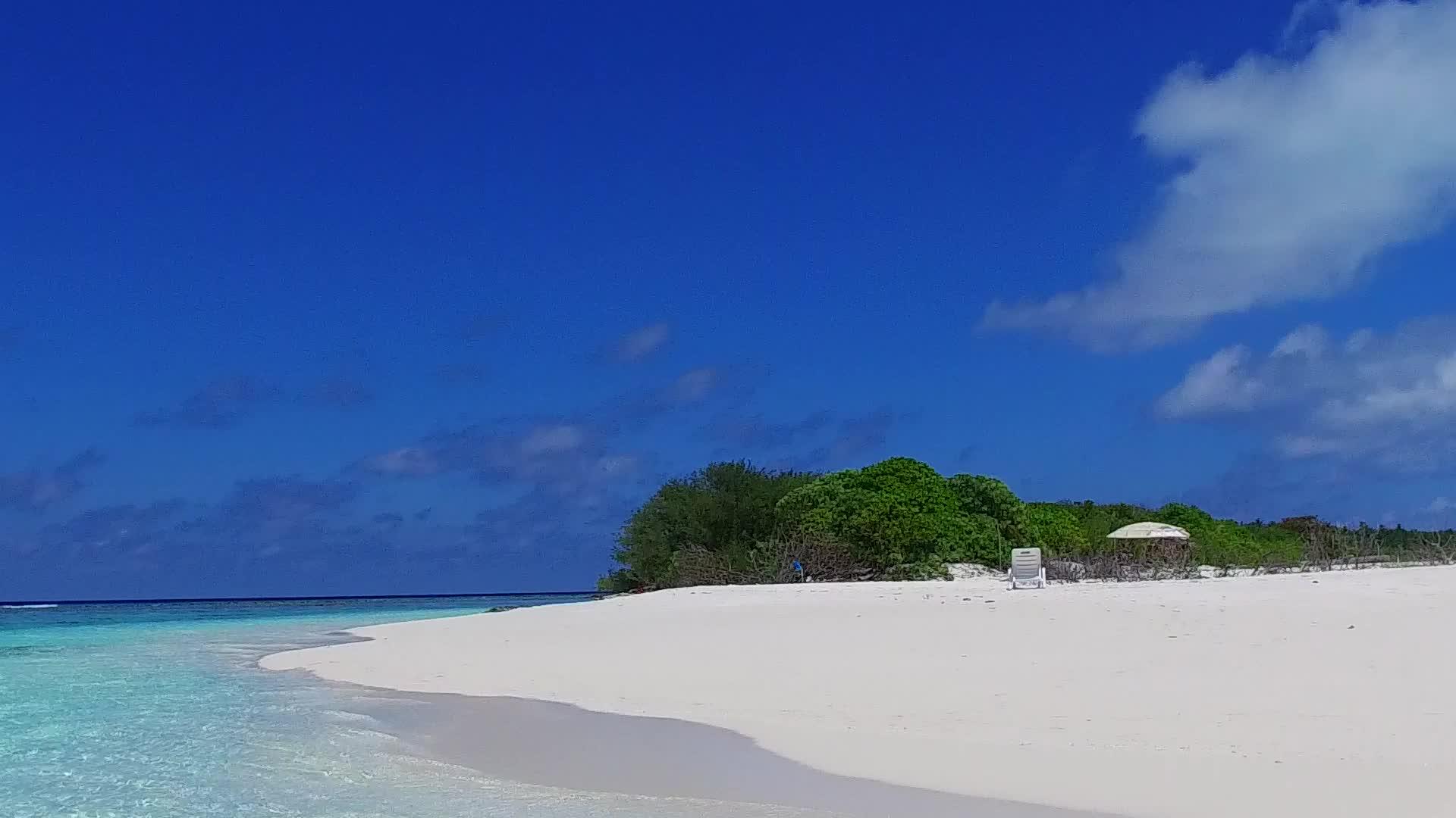 蓝色的水和白色的海滩背景靠近美丽的海洋景观视频的预览图