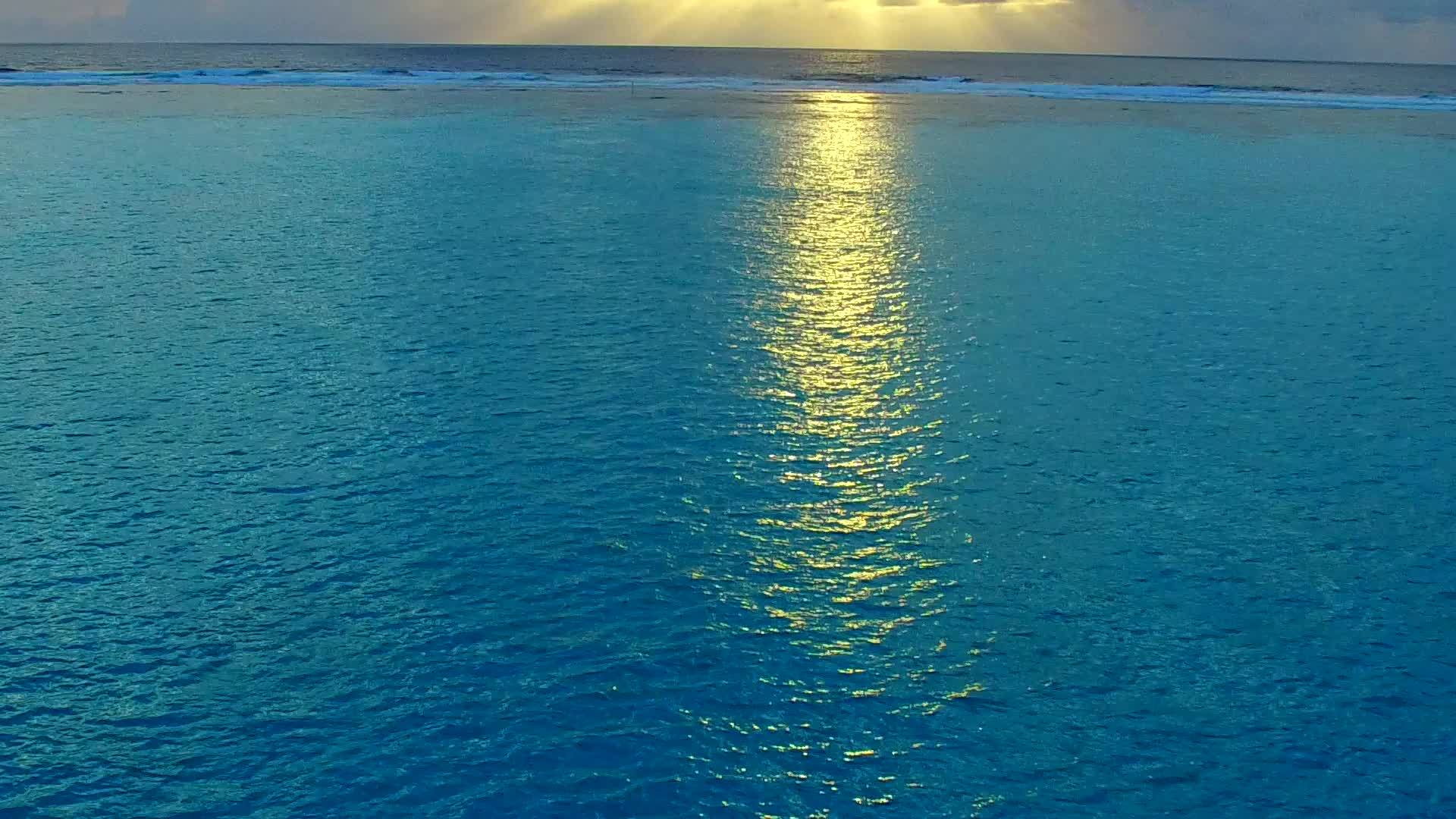 沙洲附近的海岛海滩有蓝水和白沙的背景视频的预览图