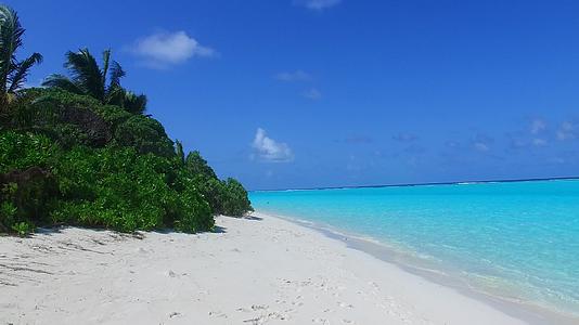 海平面蓝水海以沙巴附近的白色沙滩为背景视频的预览图