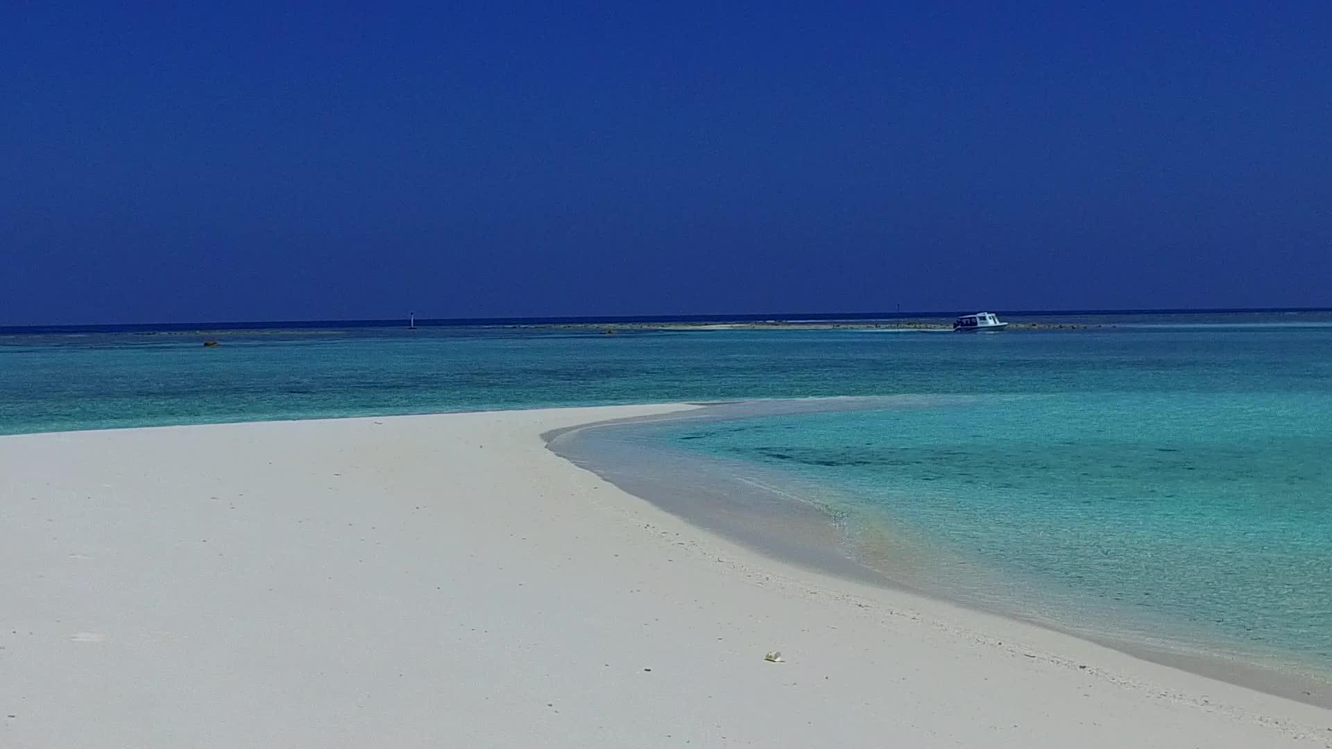 热带海湾海滩靠近度假胜地通过清水和清洁海滩背景视频的预览图