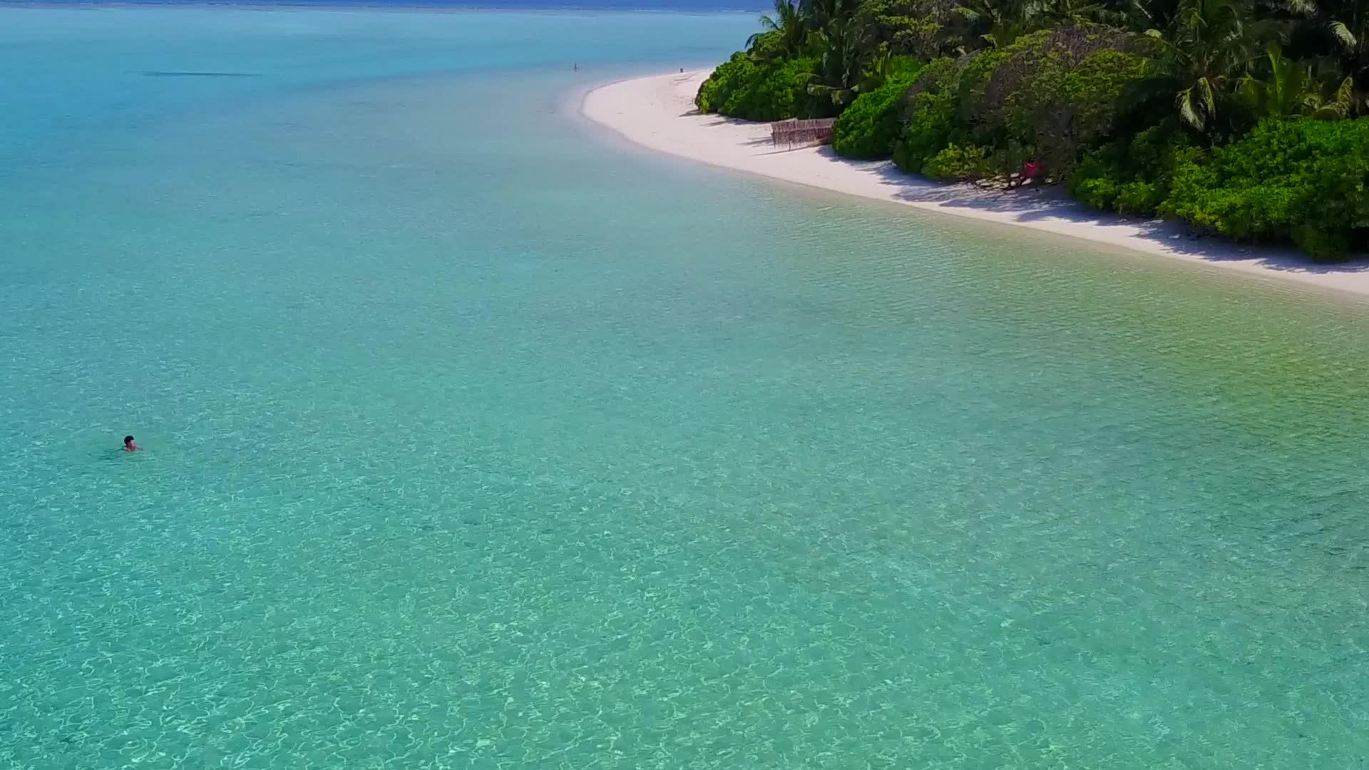 蓝色泻湖和珊瑚礁附近干净的海滩背景温暖的海岸海滩度假视频的预览图