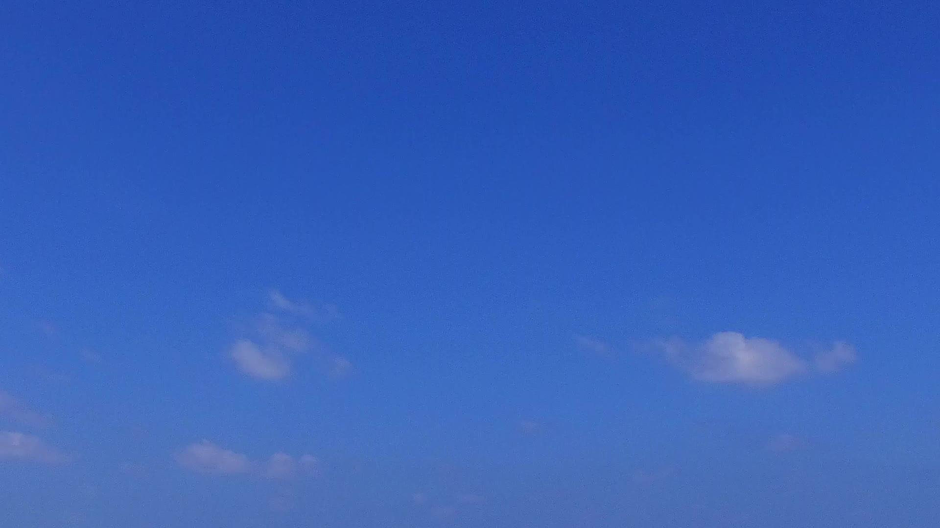 美丽的海湾海滩度假阳光蓝海和沙巴附近的白色沙滩背景视频的预览图