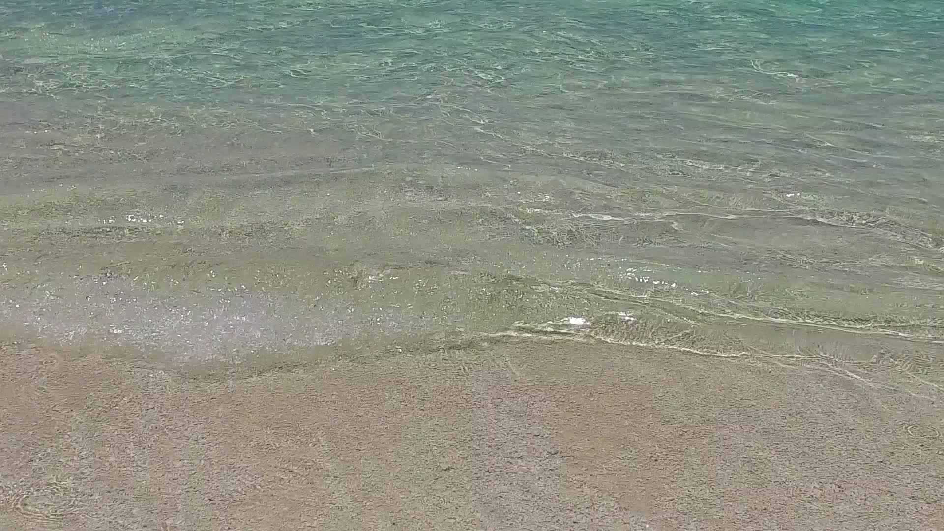 沙洲附近蓝海白沙背景下热带旅游海滩时间浪漫旅行视频的预览图