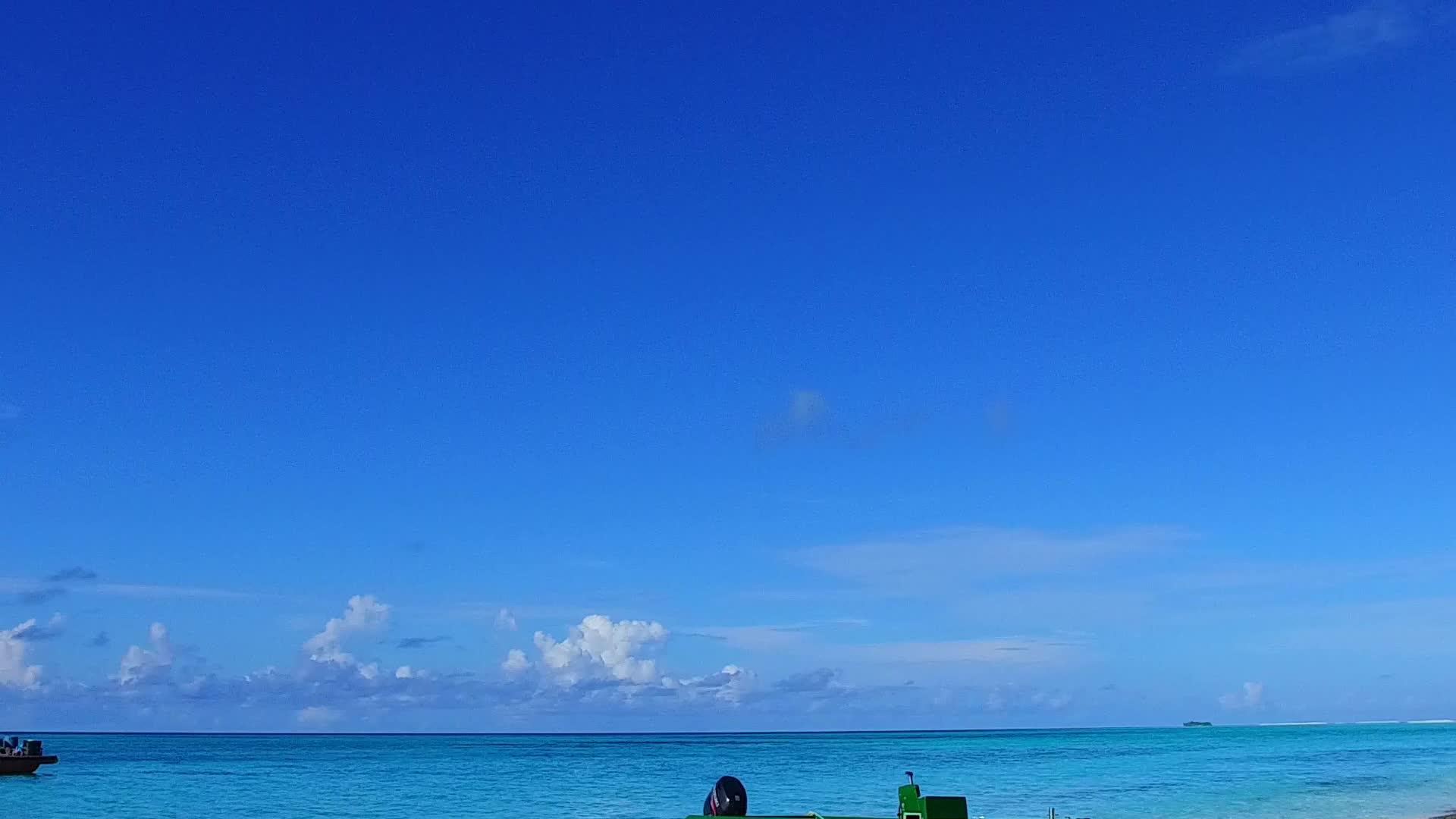 靠近沙洲的白沙背景蓝色泻湖近距离欣赏豪华海岸海滩视频的预览图
