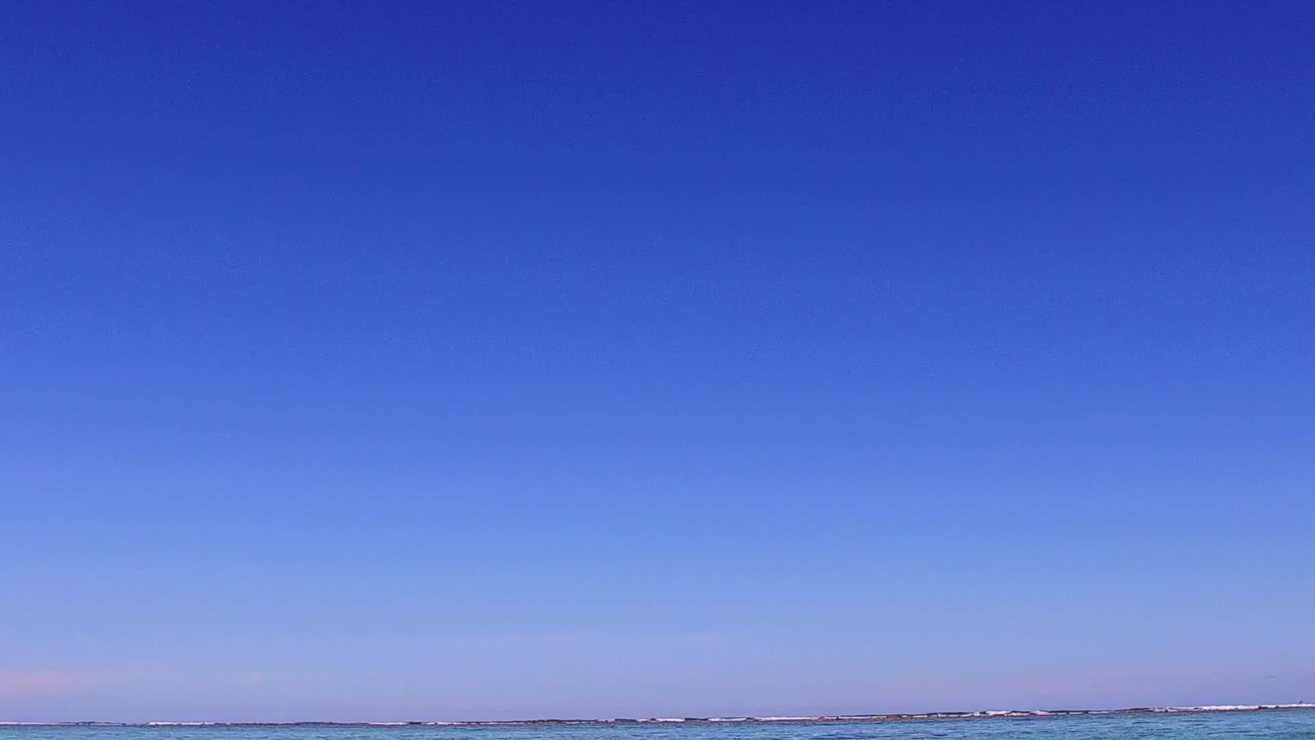 海浪附近的海平面和白沙底背景的海滨生活方式视频的预览图