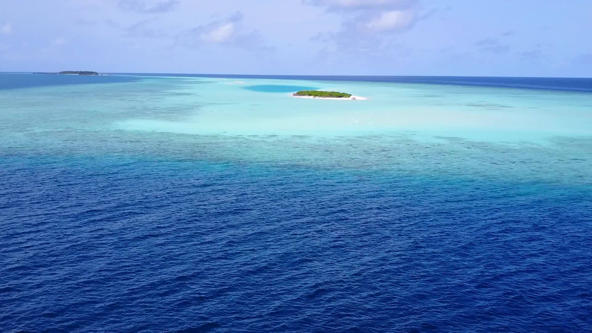 蓝色的海洋和接近波浪的白沙背景温暖的天堂环礁湖海滩视频的预览图
