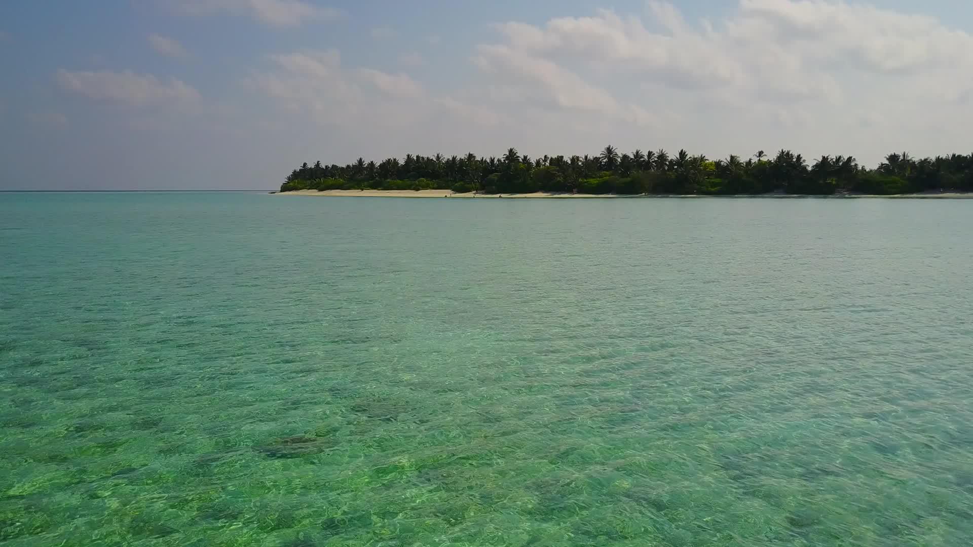 美丽的海岸海滩度假阳光全景蓝海和沙洲附近的白色海滩视频的预览图