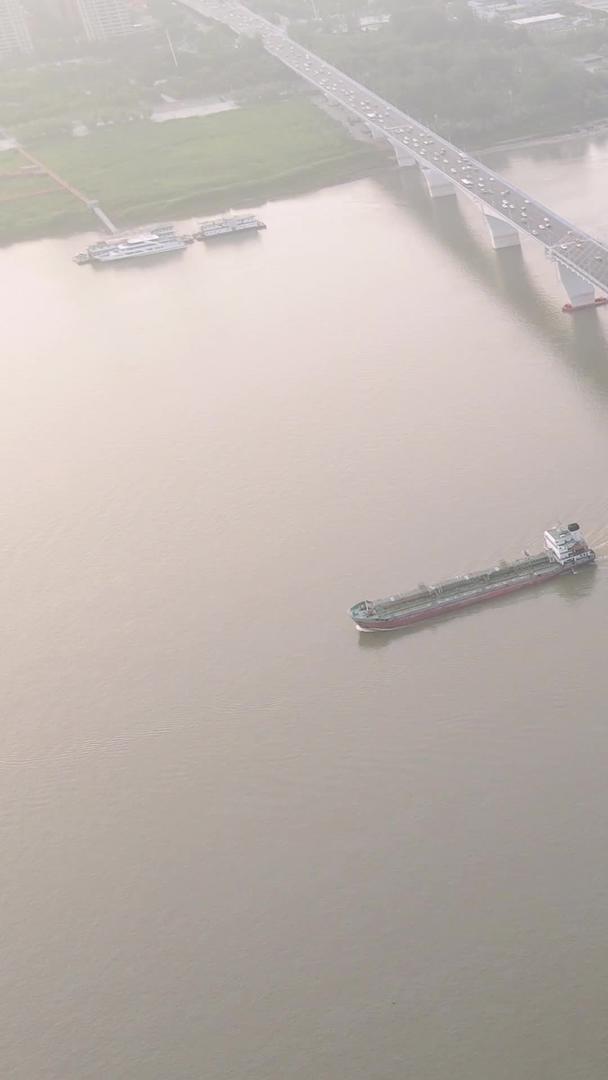 长江上横跨航拍城市风光的桥梁武汉长江二桥交通道路交通流量材料视频的预览图