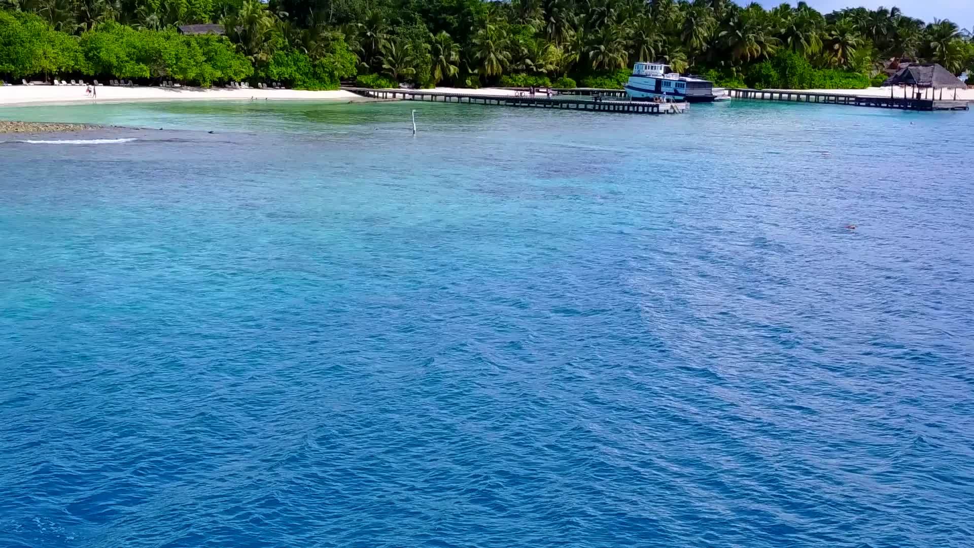 天堂岛海滩假日阳光明媚自然在度假胜地附近有蓝色视频的预览图