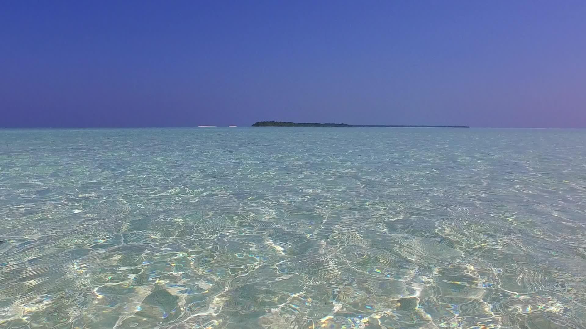 以浅海为航程浅海在珊瑚礁附近有白色的沙滩背景视频的预览图