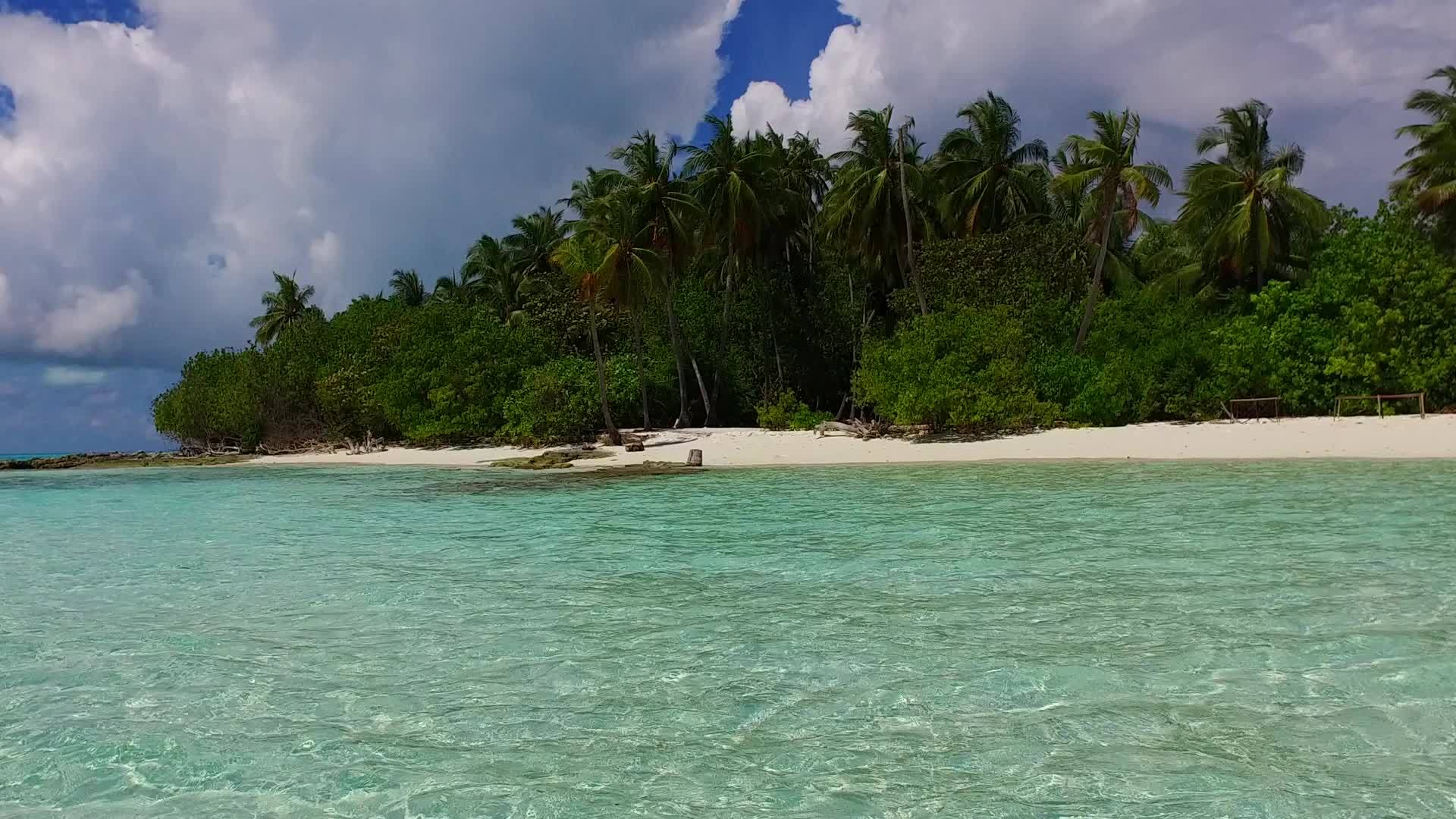 浅水水和沙巴附近的白色海滩为背景的浅水是休养岛的海滩之旅视频的预览图