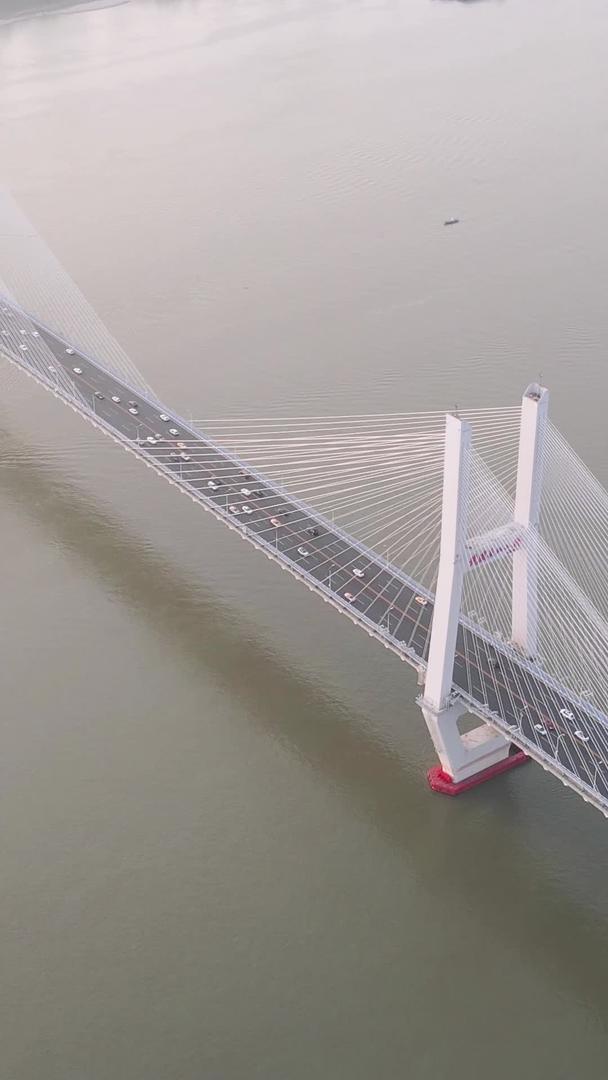 长江上横跨航拍城市风光的桥梁武汉长江二桥交通道路交通流量材料视频的预览图