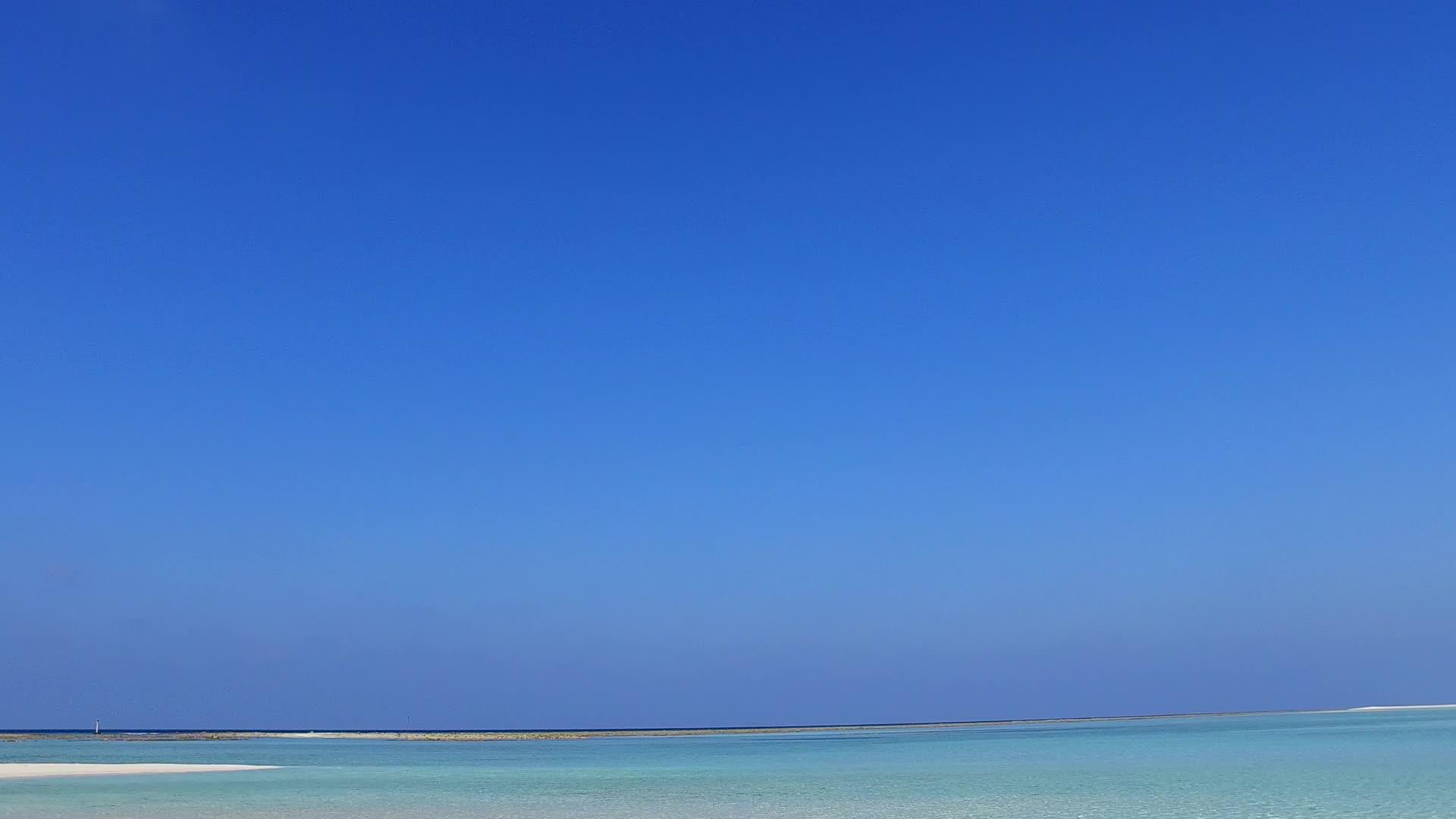 在沙巴附近的蓝海旅行有白色的海滩背景视频的预览图