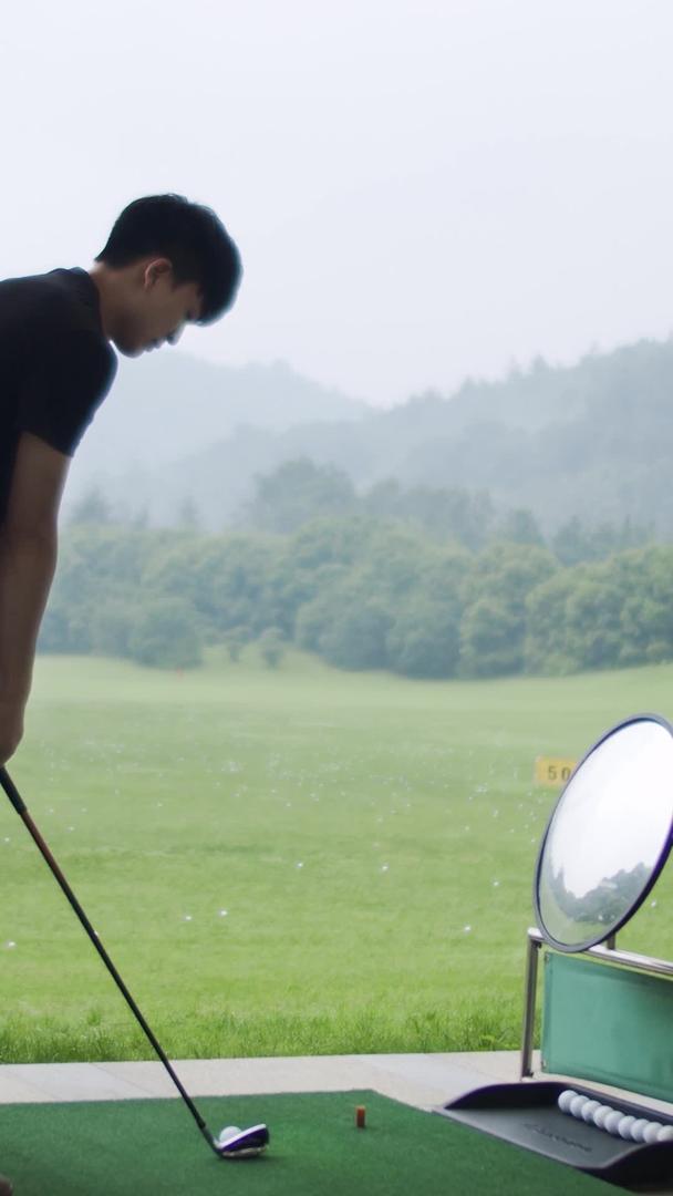 实拍教练草坪练习挥杆打高尔夫视频的预览图