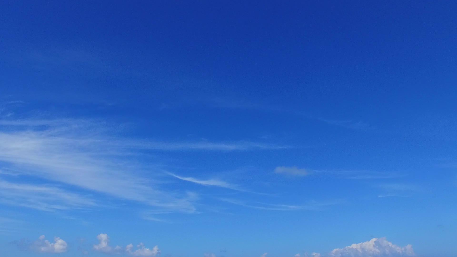 蓝绿色海洋和沙巴附近白色沙滩的宽角景观以放松环礁环礁的景观视频的预览图