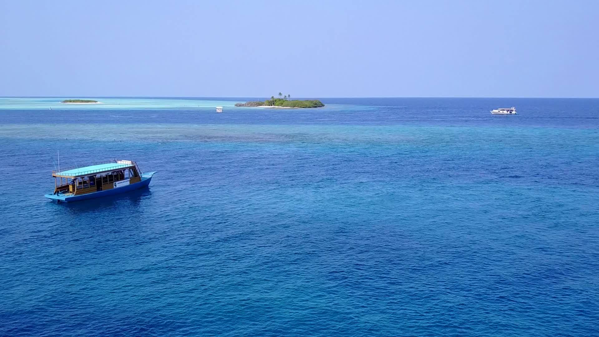 蓝色的海洋和阳光下的白沙底海洋环礁湖海滩旅上空无一人视频的预览图
