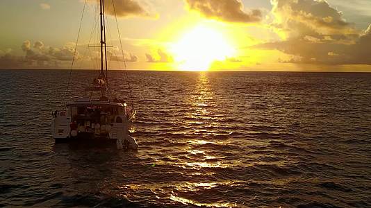 日出后浅环礁湖和清洁海滩背景下的宁静岛屿海滩度假视频的预览图