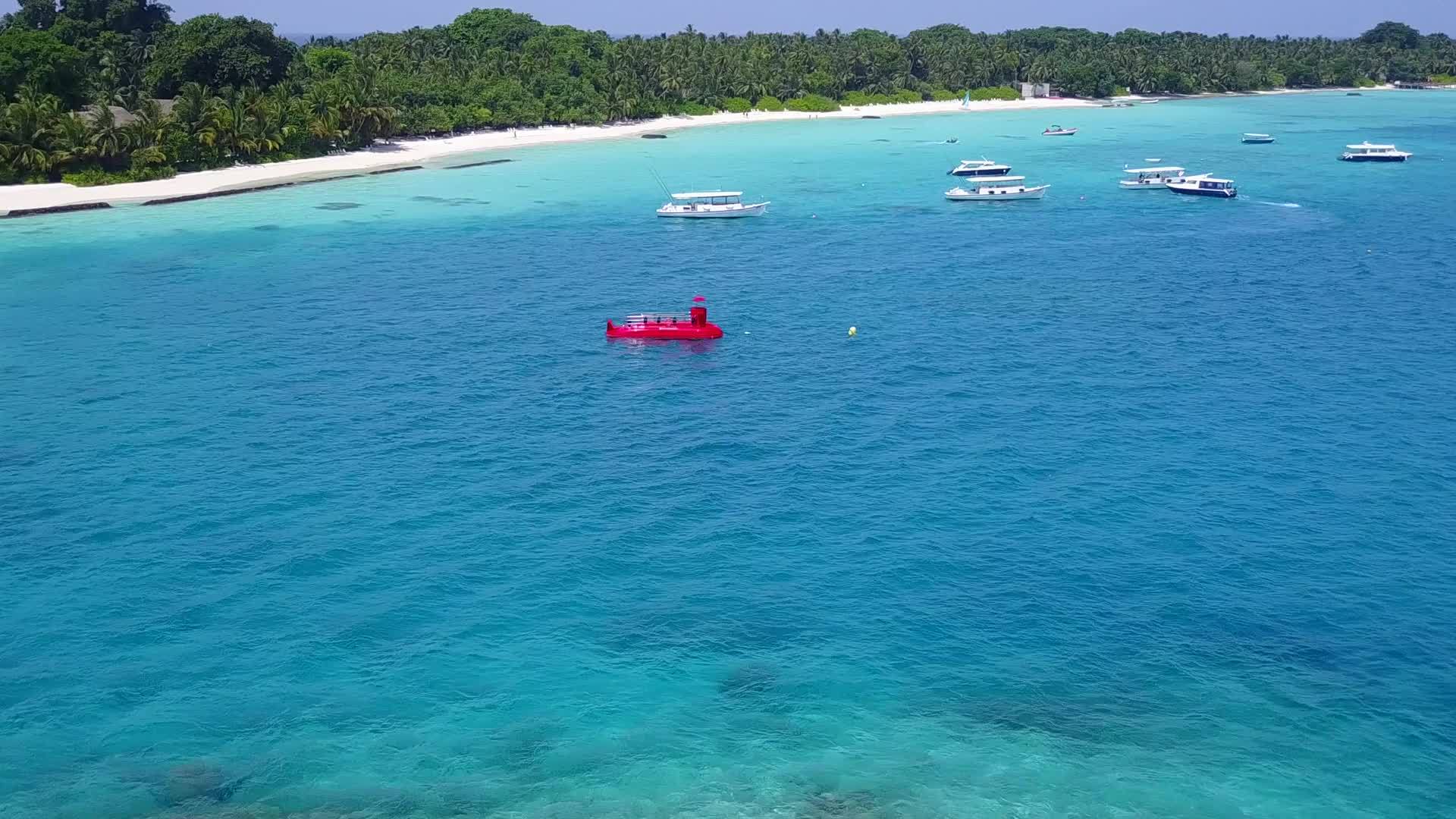 在度假胜地附近的淡水中有蓝色的水和白色的沙底背景视频的预览图