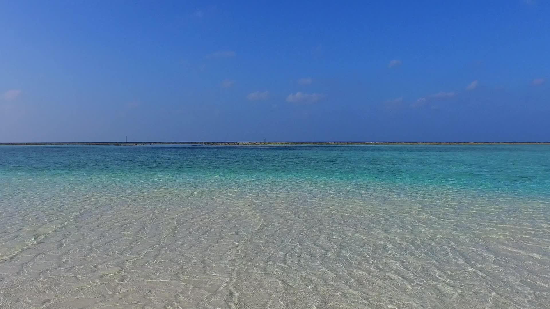 蓝海豪华海滩度假日摘要沙洲附近有干净的沙质背景视频的预览图