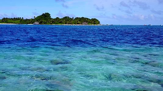 海浪附近的蓝色大海和白色海滩背景下的美丽海湾海滩之旅视频的预览图